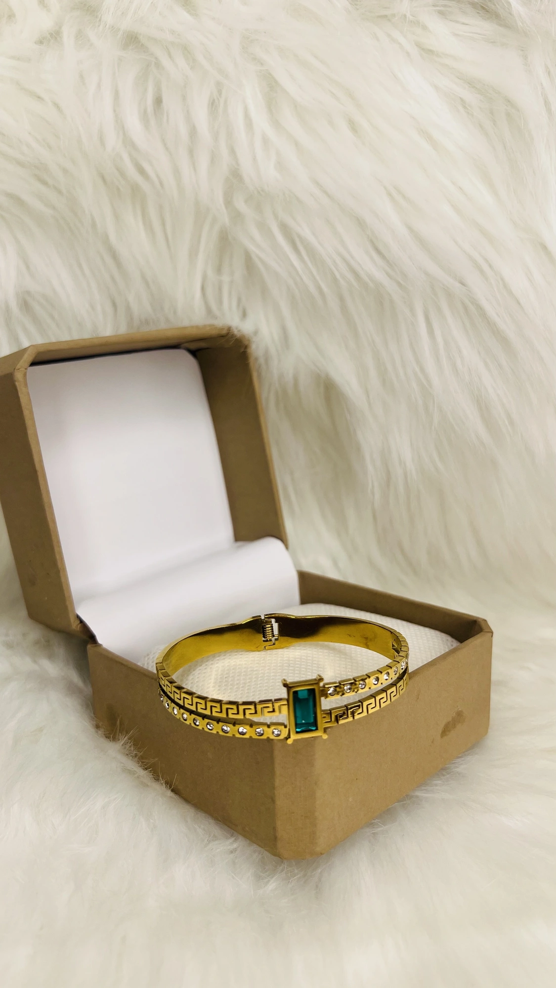Emerald Openable Handcuff
