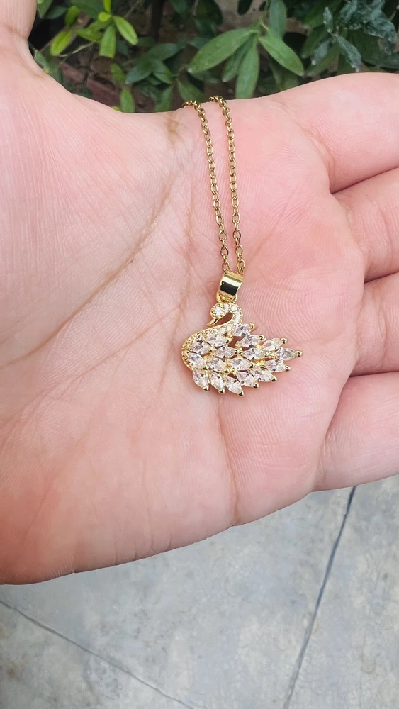 White swan pendant 