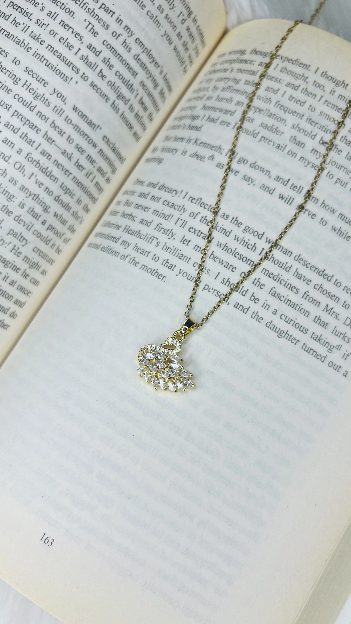 White swan pendant , photo 2 of 2