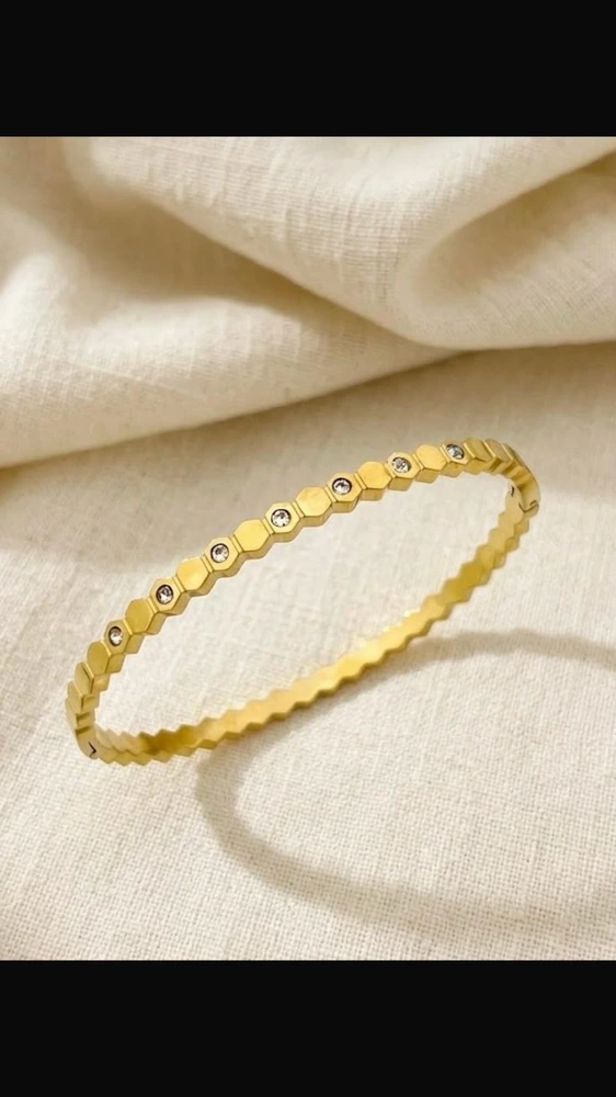 Honeycomb stone handcuff