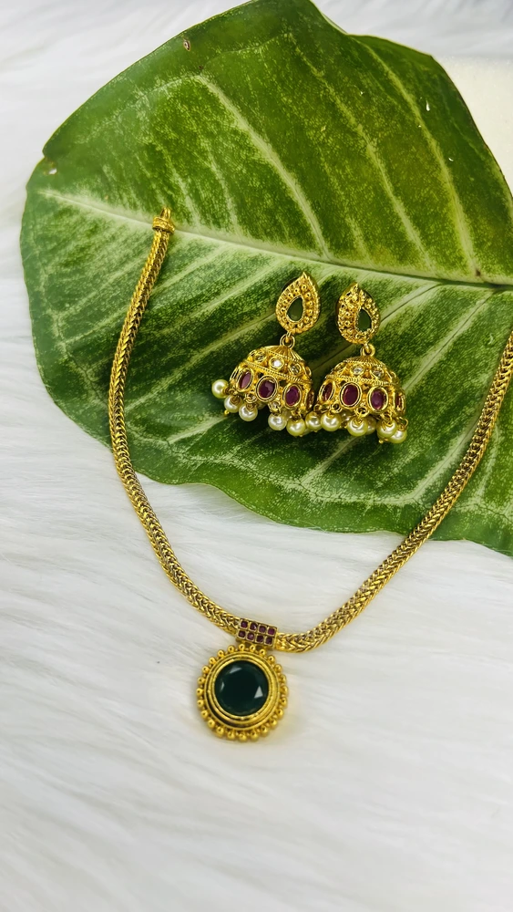 Zamrud Jhumka Set