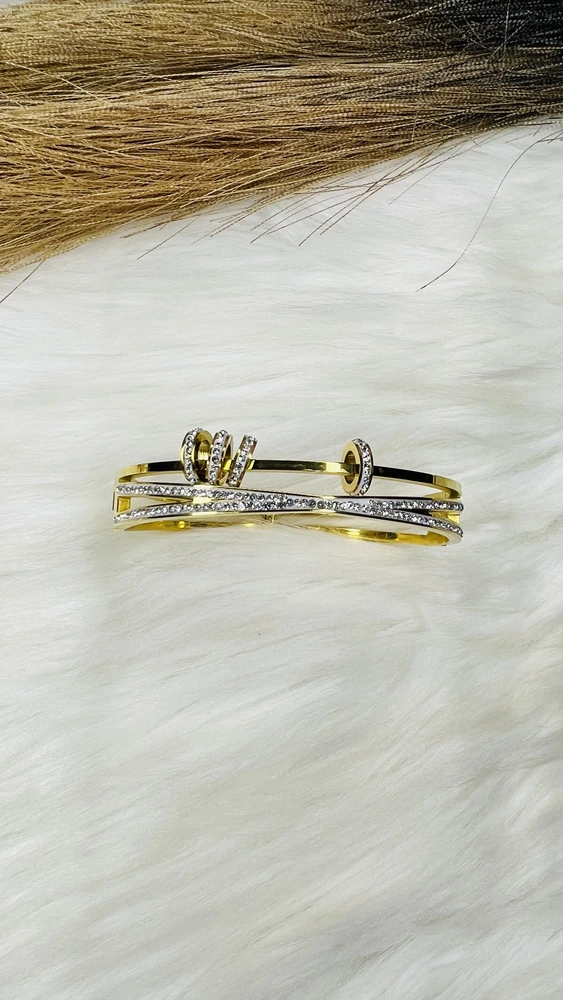 Luxe orbit handcuff