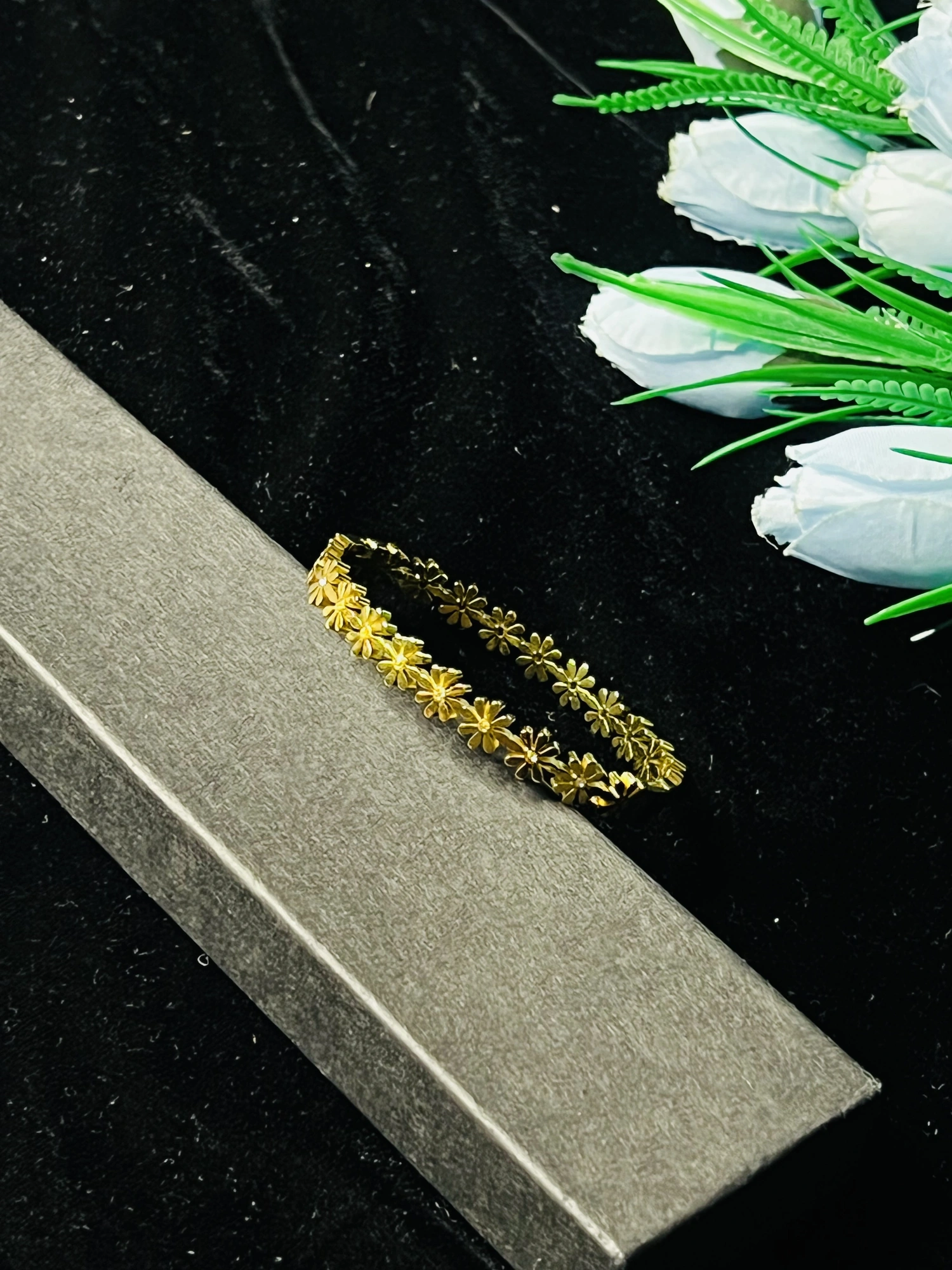 Daisy Handcuff, photo 2 of 2
