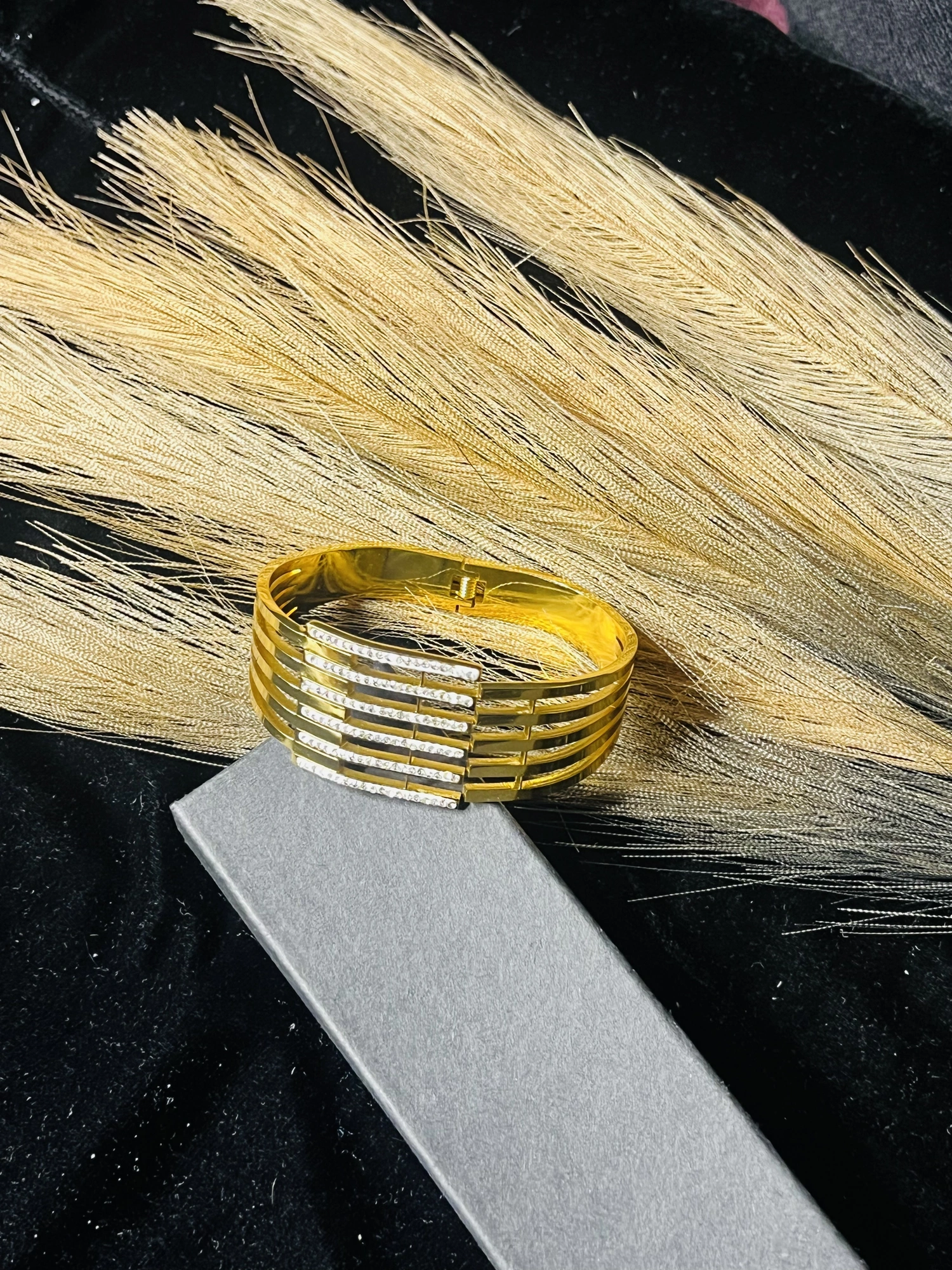 Aurora Gold Bar Handcuff, photo 3 of 3