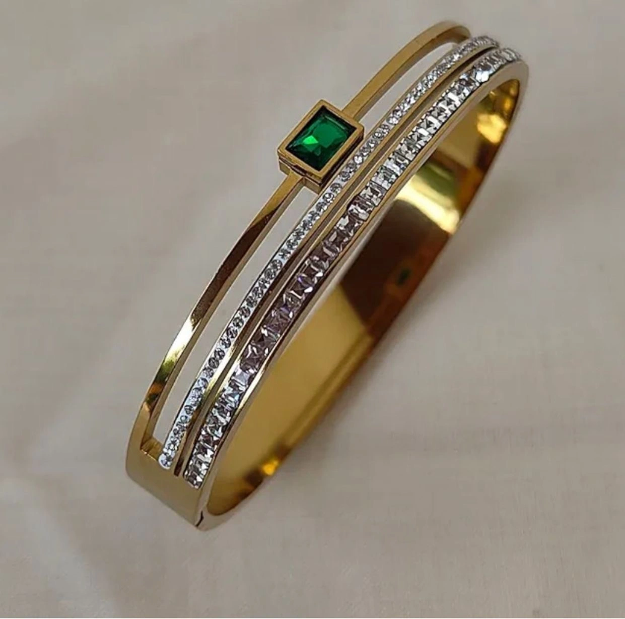 Emerald handcuff