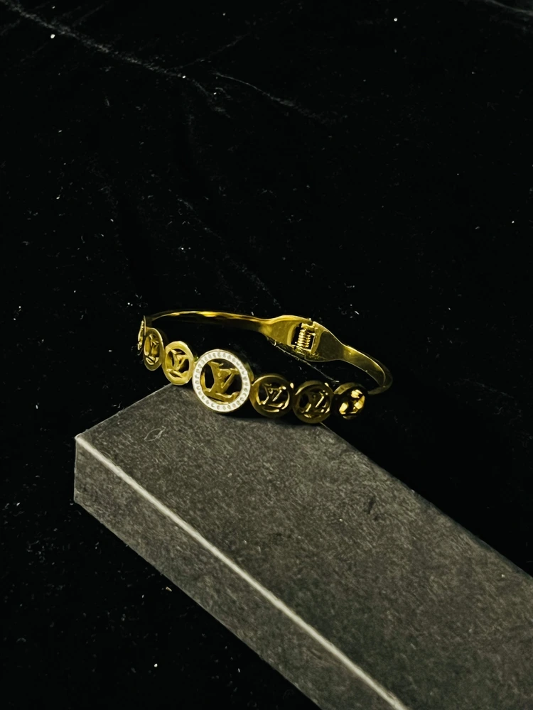 LV handcuff