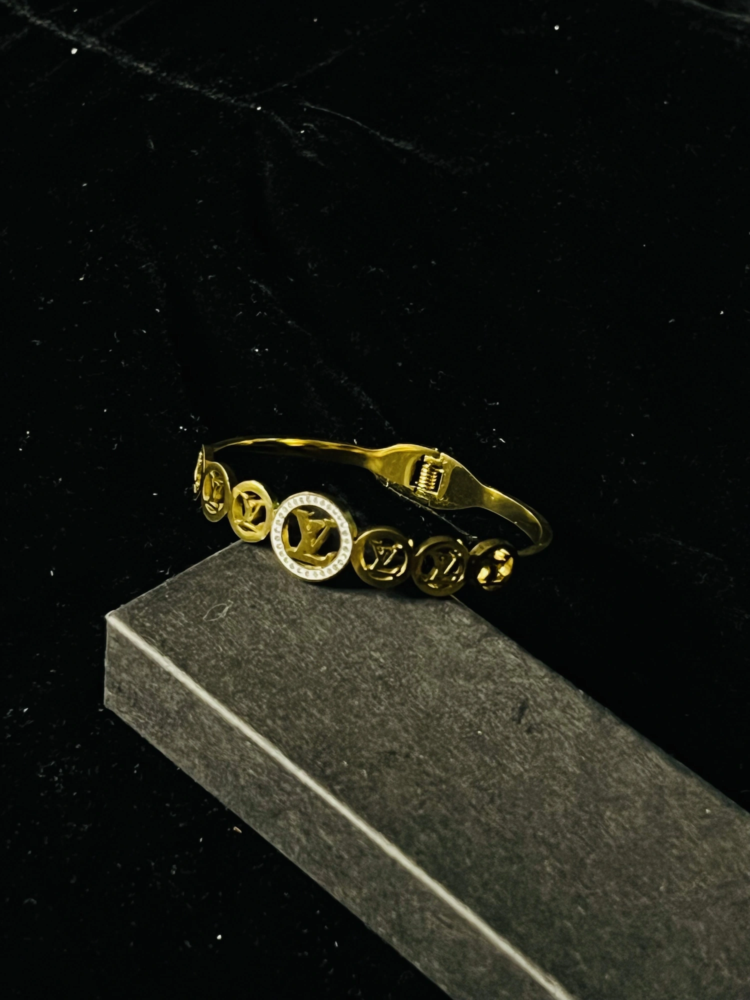 LV handcuff