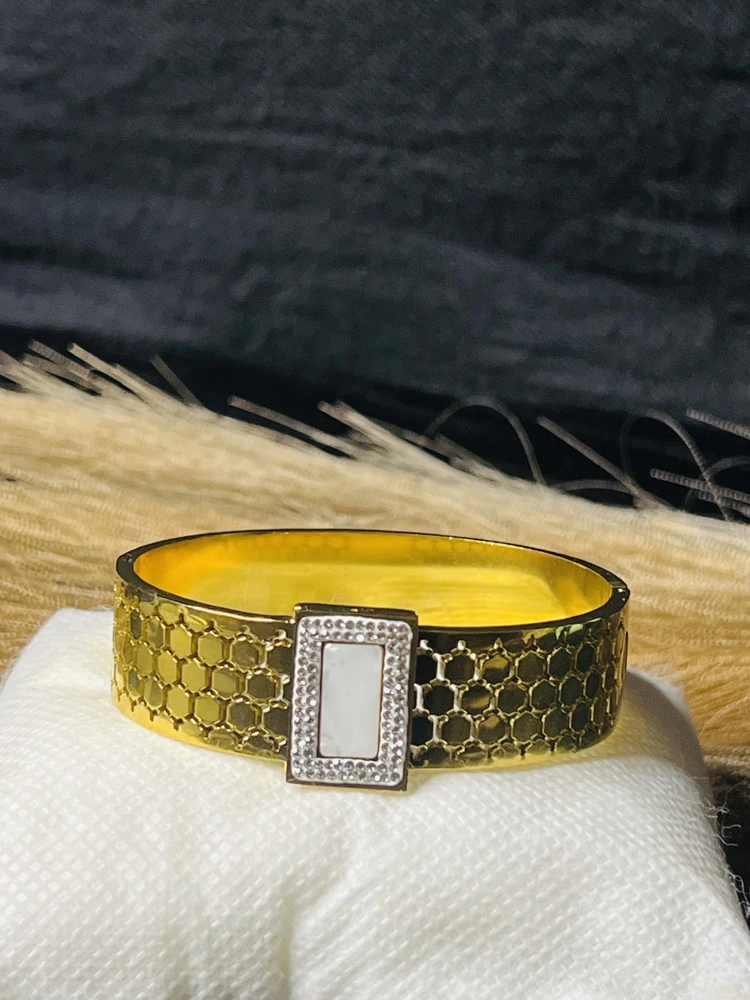Onyx prism handcuff