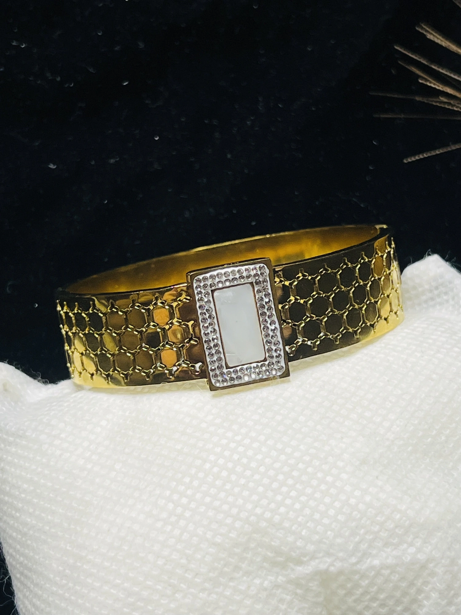 Onyx prism handcuff, photo 2 of 3