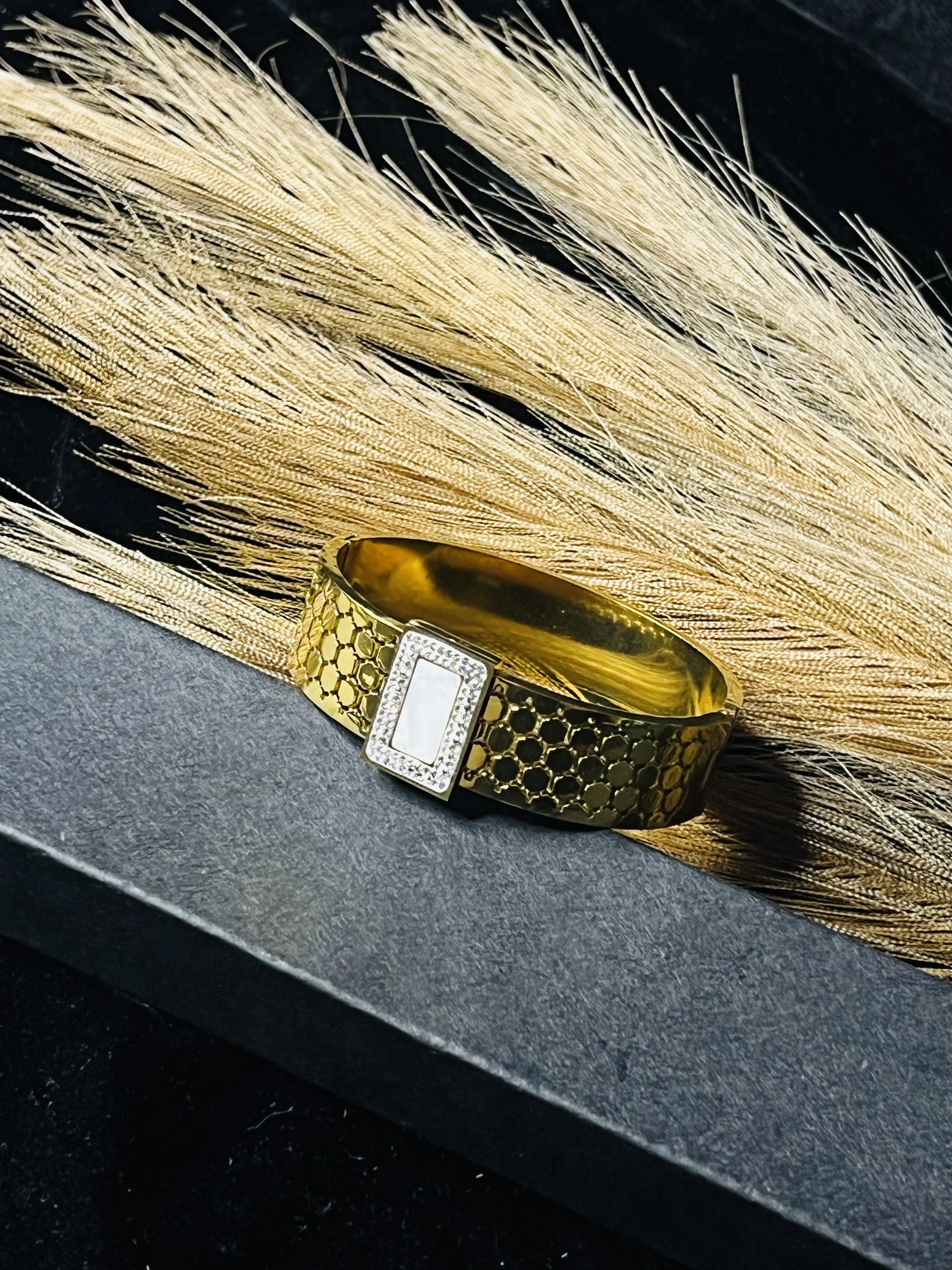 Onyx prism handcuff, photo 3 of 3